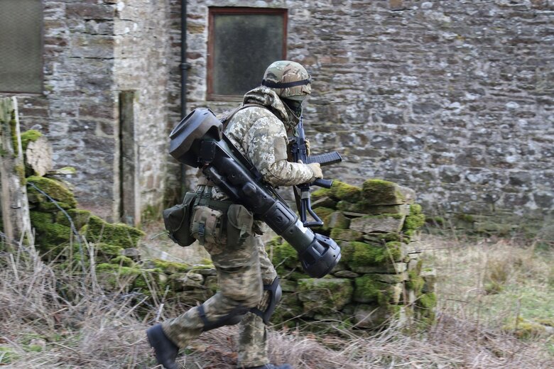 Украинские военные отрабатывают в Британии ведение огня из NLAW 02