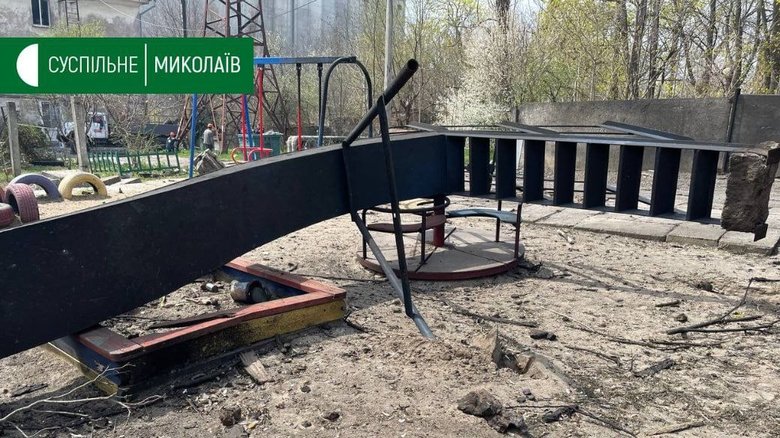 У мережі показали наслідки ворожих обстрілів житлових кварталів та дитячих майданчиків Миколаєва 06 У мережі показали наслідки ворожих обстрілів житлових кварталів та дитячих майданчиків Миколаєва 06