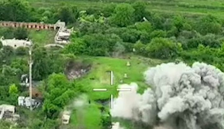 Українська авіація знищила бетонний підземний бункер окупантів, який використовувався для накопичення штурмовиків. ВIДЕО