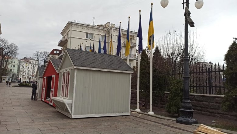 Під Офісом Президента почали встановлювати будиночки 02