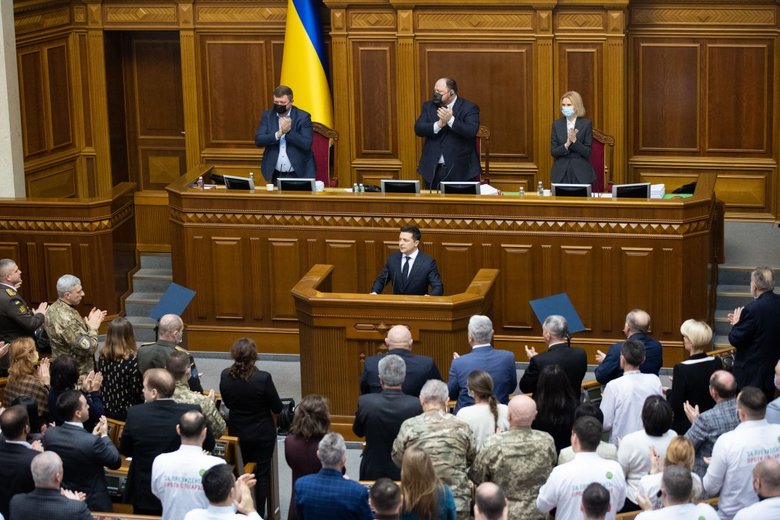 Прямі перемовини з Путіним, блекаути та ігнор Конституції: чим хвалився і про що мовчав Зеленський у Раді 03