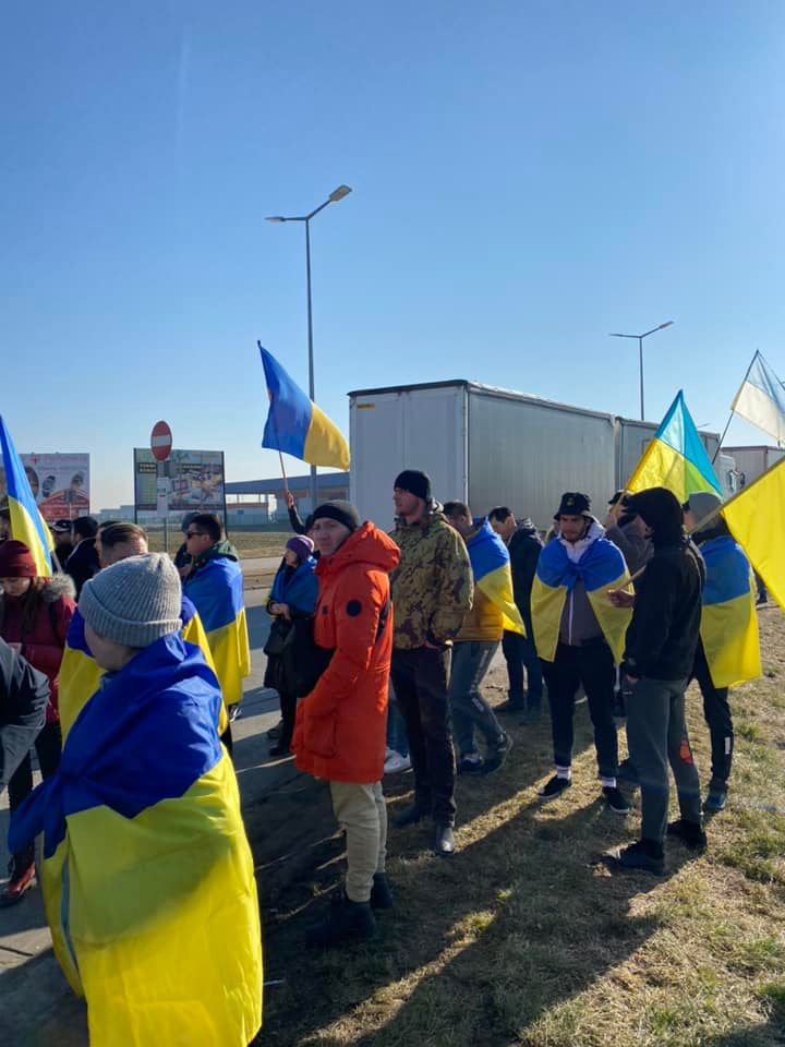 Активісти поновили блокаду російських та білоруських фур на польському кордоні: черга з вантажівок розтяглася вже на 22 кілометри 07