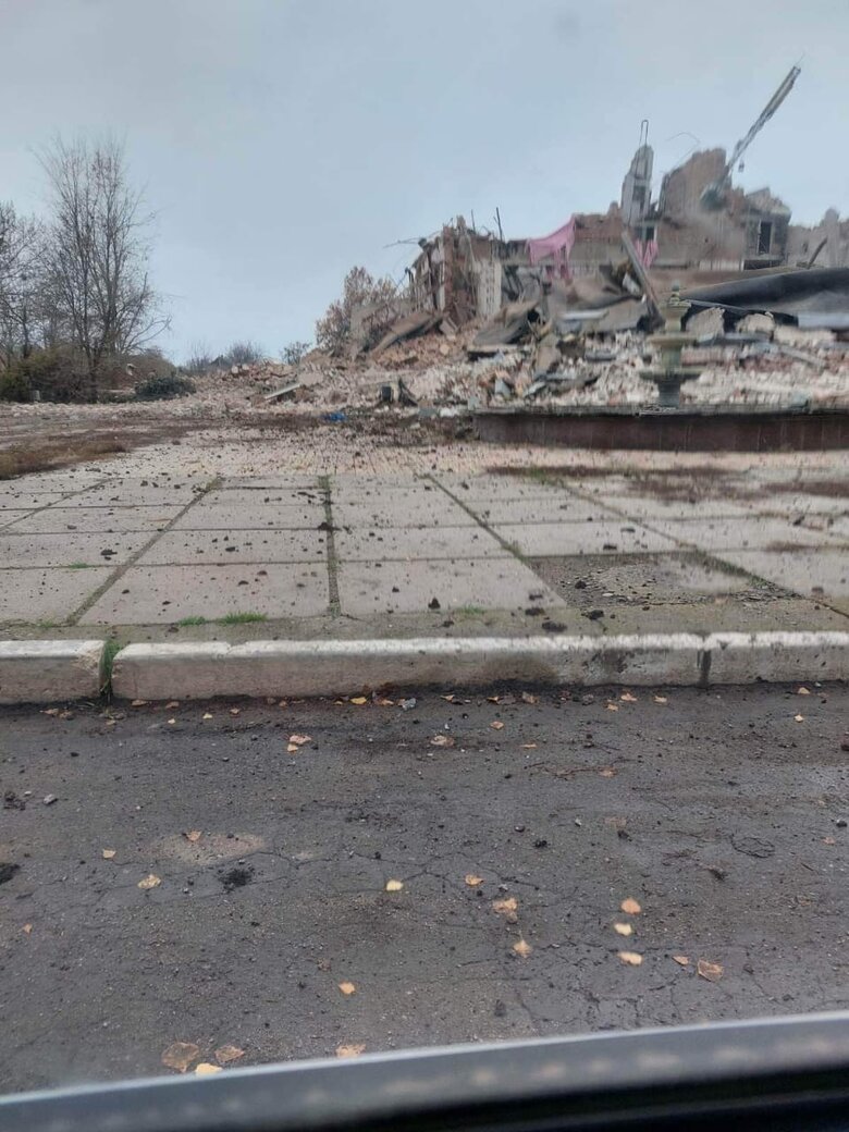 Росіяни знищили будинок культури та спорту в Гуляйполі 02