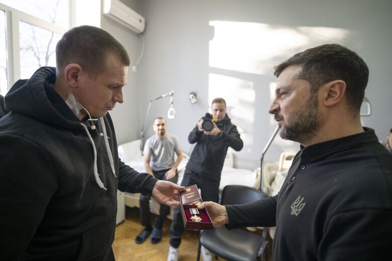 Президент і перша леді у госпіталі вручили пораненим воїнам нагороди