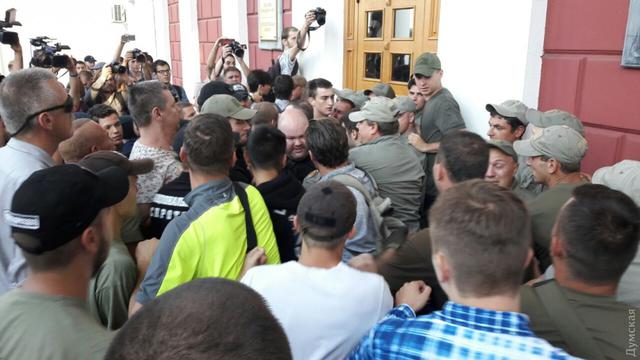 Активисты штурмовали мэрию Одессы из-за пожара в детском лагере: в ход пошли газ и светошумовые гранаты 02