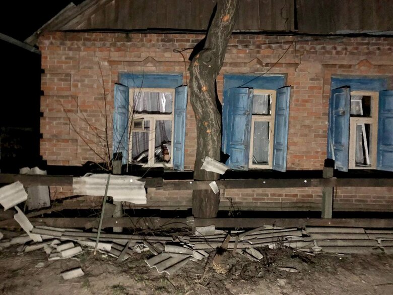 Оккупанты всю ночь обстреливали Никопольщину из тяжелой артиллерии, повреждены частные дома, магазины, кафе 01
