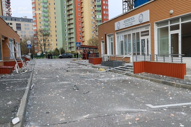 У Харкові дрон влучив у багатоповерхівку: є постраждала