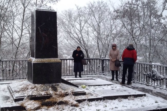 С могилы Коцюбинского в Чернигове вандалы похитили 100-килограммовый бронзовый бюст 04