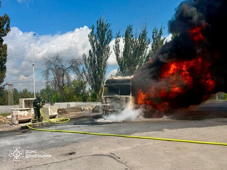 У Слов’янську Донецької області вдень російський FPV-дрон вдарив по вантажному автомобілю