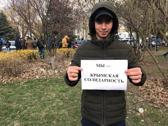 Папірців боїтеся? - окупанти затримали учасника флешмобу на підтримку заарештованих кримськотатарських активістів Таїра Ібрагімова 13