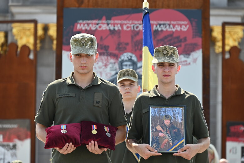 Із загиблим воїном, майданівцем Павлом Каленіченком попрощалися на Майдані Незалежності 12