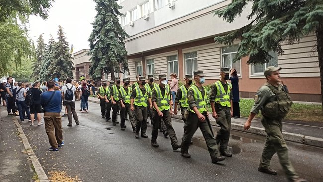 Суд почав підготовче засідання у справі Шеремета: під будівлею відбувається акція на підтримку Антоненка, Дугарь і Кузьменко 04