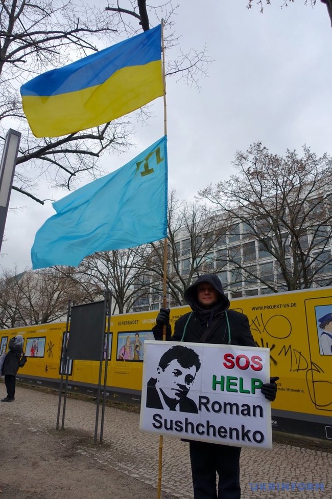 Посольство Росії в Берліні пікетували на захист кримських татар 03