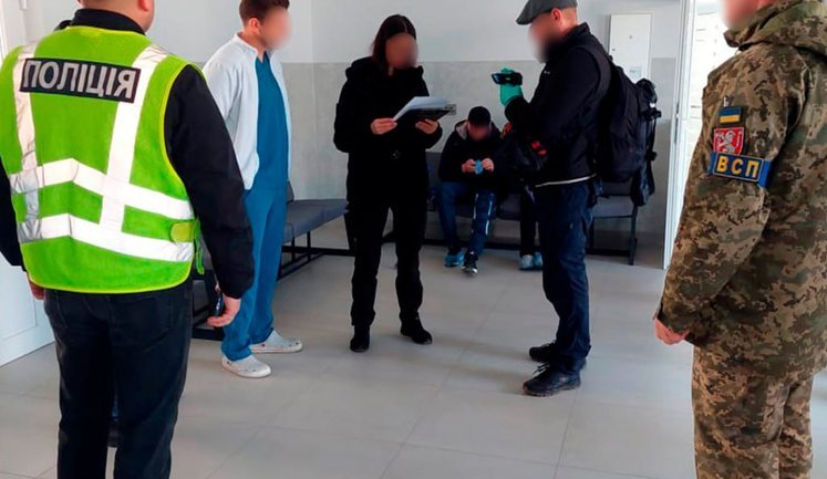 Викрито лікарів на Тернопільщині, які продавали військовим фіктивні діагнози для переведення в тил. ФОТО