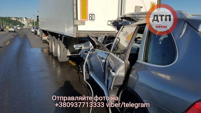 Смертельное ДТП на мосту Патона в Киеве: Porsche Cayenne влетел под фуру, пассажир погиб 04