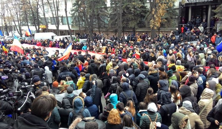"Вимагаємо повторних виборів!": у Кишиневі масово протестують проти перемоги проросійського кандидата Додона. ФОТОрепортаж