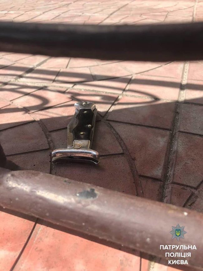 У Києві зі стріляниною затримали чоловіка, який з ножем кидався на патрульних і перехожих, - Нацполіція 01