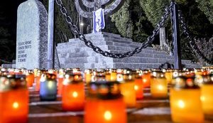 76% украинцев считают, что чтить память жертв Бабьего Яра нужно на государственном уровне, - опрос