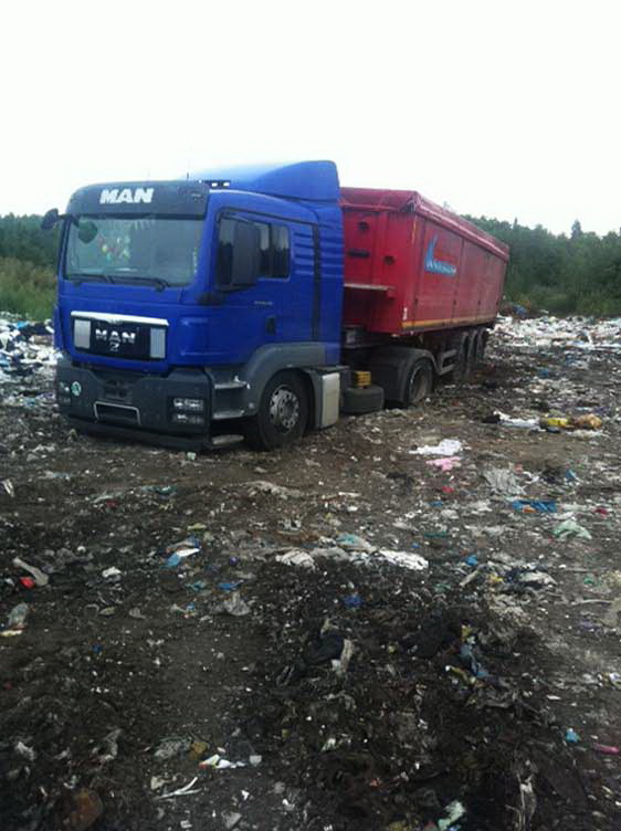 Водій сміттєвоза намагався потайки вивантажити львівські відходи на Житомирщині 01 Водій сміттєвоза намагався потайки вивантажити львівські відходи на Житомирщині 01