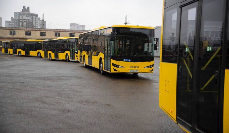 Київ вивів на маршрути 2 нових трамваї та 20 нових автобусів. ФОТО