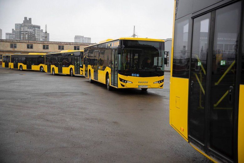 Київ вивів на маршрути 2 нових трамваї та 20 нових автобусів