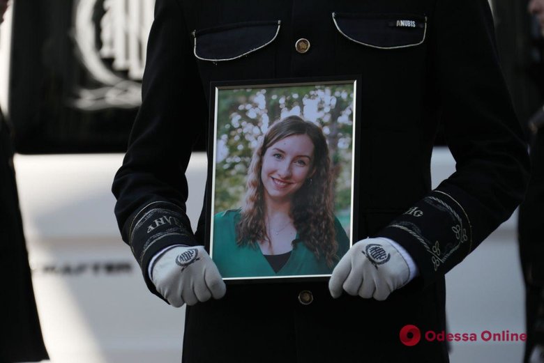 В Одесі попрощалися з Валерією Глодан, її мамою та тримісячною донечкою Кірою, які загинули внаслідок влучання російської ракети у багатоповерхівку 13