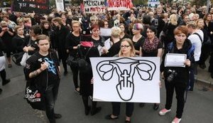 Запрет абортов в Польше: Публикацию решения КС отложили из-за протестов