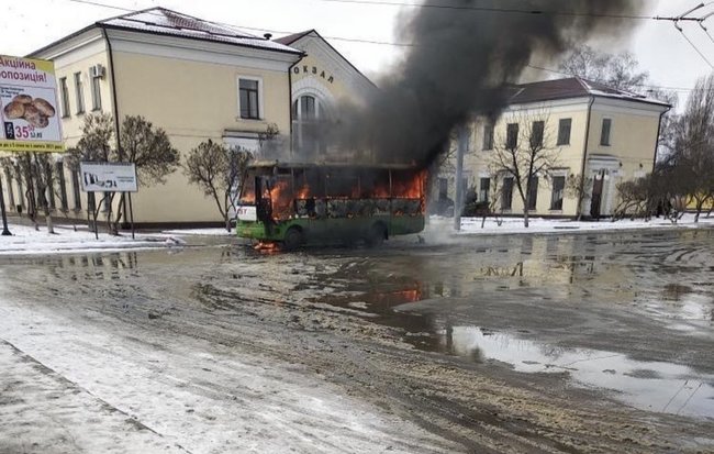 На остановке в Харькове сгорела маршрутка 02