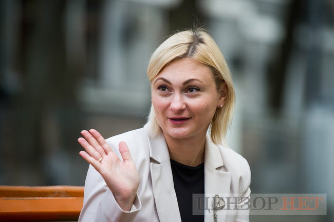 Слуга народу Євгенія Кравчук: Президент читає новини про звинувачення в корупції, телефонує Арахамії. Це неприємно, бо його ім’я – це бренд, на якому усі зайшли в парламент 01