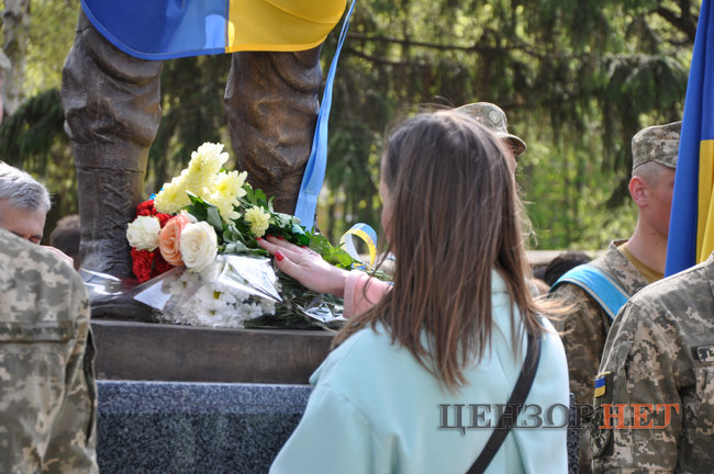 Памятник офицеру 93-й бригады Мирославу Мысле, погибшему на Донбассе, открыли в Киеве 18