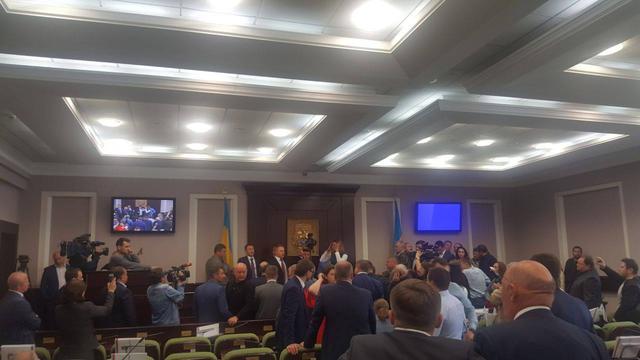 У Київській облраді побилися депутати БПП і Батьківщини 01