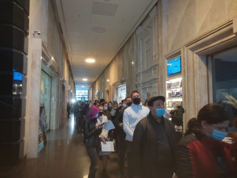 Після потрапляння регіону в червону зону величезні черги на вакцинацію вишикувалися в Дніпрі 01 Після потрапляння регіону в червону зону величезні черги на вакцинацію вишикувалися в Дніпрі 01