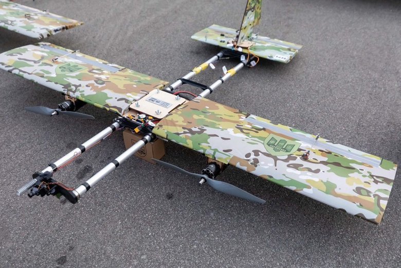 Порошенко передал сотню дронов-камикадзе защитникам на фронт