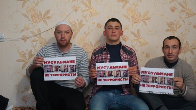 Мусульмани не терористи, - в окупованому Криму відбувається флешмоб на підтримку засуджених у справі Хізб ут-Тахрір кримських татар 19