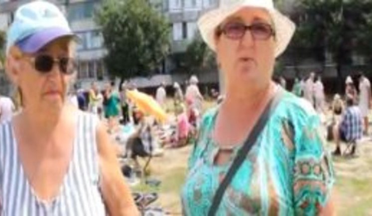 "Мы за Россию были. Думали - защитит, не обидит. При Украине торговать разрешали, а теперь полиция выгоняет", - разочарование крымских бабушек Путина. ВИДЕО