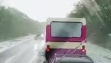 "Это все снег... Ой, бл#дь, сколько там воды - волны!", - трассу Одесса-Николаев накрыл сильный дождь с градом. ВИДЕО