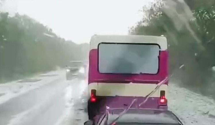 "Це все сніг ... Ой, бл#дь, скільки там води - хвилі!" - трасу Одеса-Миколаїв накрив сильний дощ із градом. ВIДЕО