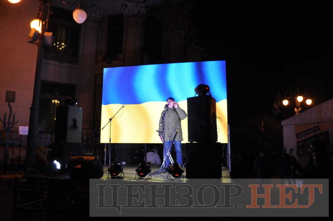 Активісти проводять мітинг під Офісом президента 13