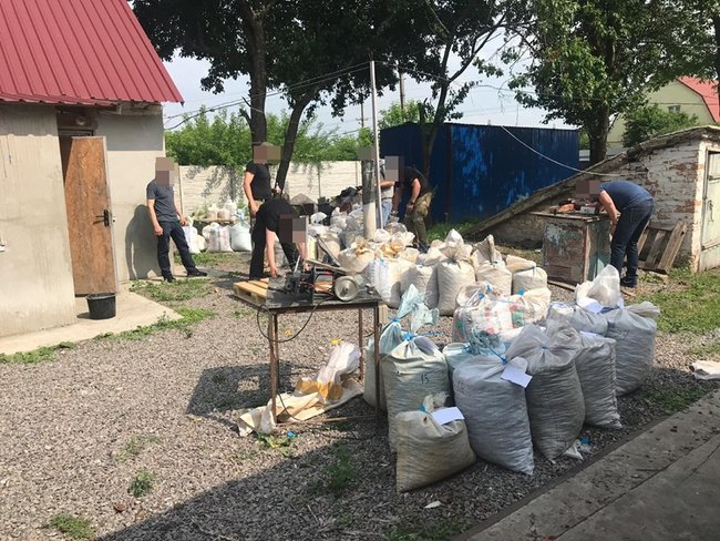На Київщині з нелегального цеху вилучено 2 тонни бурштину, - прокуратура 04