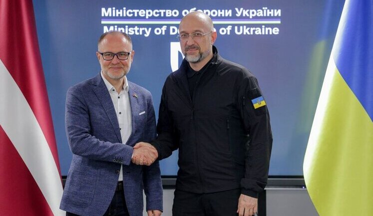 Активизация совместного производства и тренировки украинских военных: Шмыгаль и министр обороны Латвии Спрудс провели переговоры