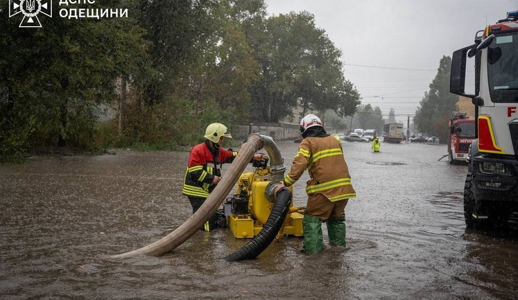 Зеленський доручив Кулебі перевірити факти, що передували трагедії в Одесі: 9 осіб загинули через негоду, доля однієї людини невідома. ФОТОрепортаж