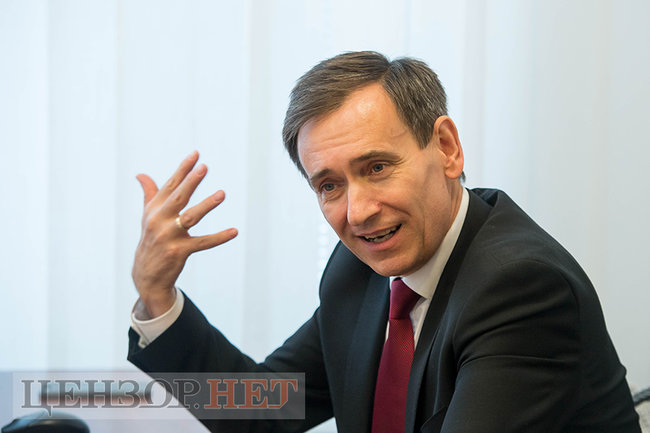 Представник президента в КСУ Федір Веніславський: Я не відкидав би й конспірологічної теорії, що закон про люстрацію був потрібен більше не Україні 06