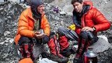 Альпинист отказался от покорения Эвереста в 300 метрах от вершины - ради спасения человека. ФОТОрепортаж