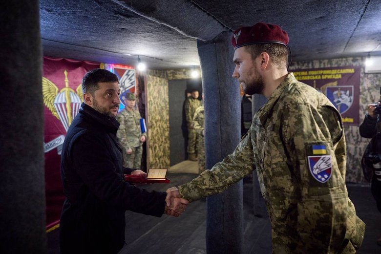 Зеленський зустрівся з воїнами 25-ї окремої повітрянодесантної Січеславської бригади