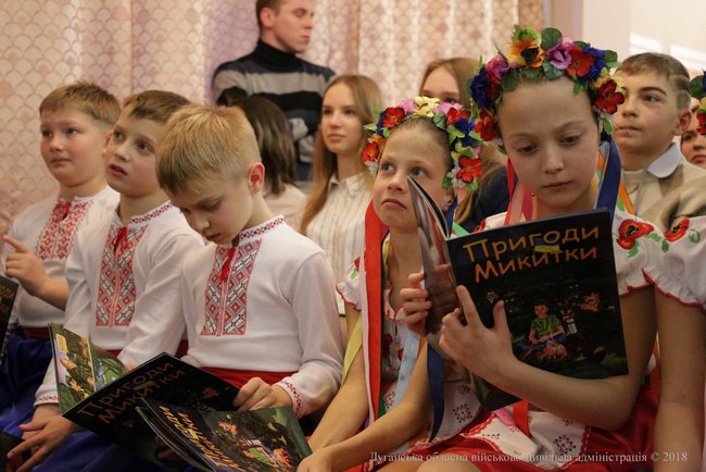 Первоклассникам в Луганской области ко Дню Соборности раздали патриотические комиксы Приключения Никитки 07