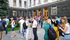 5-хвилинне розчарування: багато журналістів не змогли потрапити на перший брифінг Зеленського через посилену перевірку, - DW. ФОТО