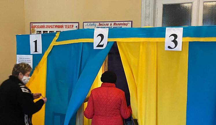 Рейтинг партій: "ЄС" - 17,1%, "СН" - 15%, "Батьківщина" - 13,3%, "Розумна політика" - 9,9%, ОПЗЖ - 9,2%, - опитування КМІС