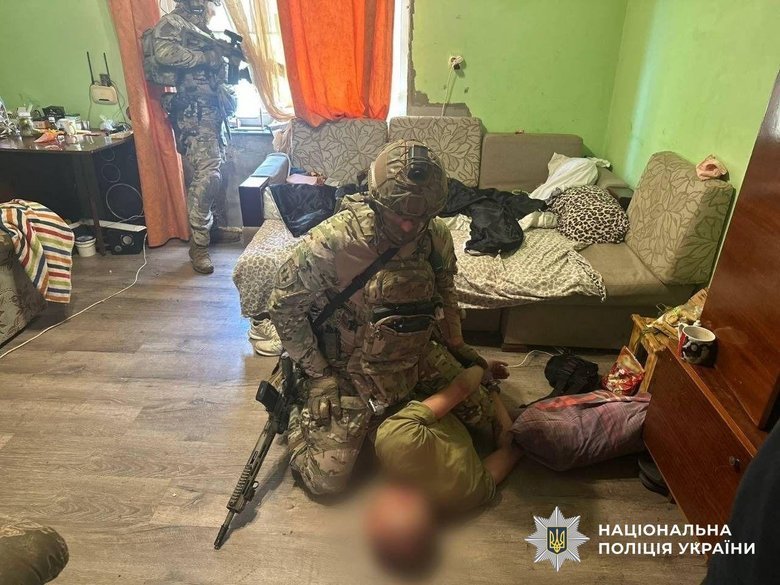 Затримання озброєного чоловіка в Ужгороді