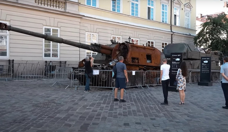 Російську танкову колону розмістили в центрі Львова. ВIДЕО