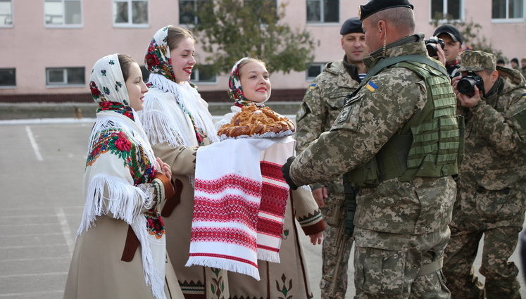 Mykolaiv residents give warm welcome to Marines upon their return from ATO area. PHOTOS